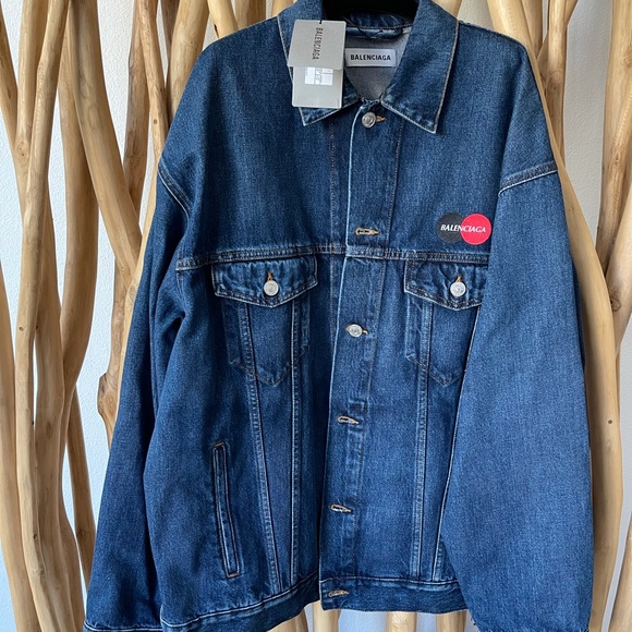 BALENCIAGA
Oversized embroidered faded denim - Picture 5 of 15